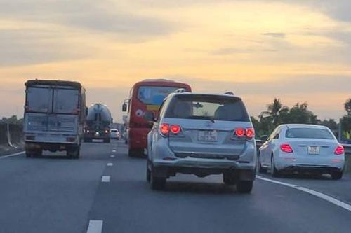 Cao tốc TPHCM – Trung Lương: Nhiều phương tiện 'đua' vào làn khẩn cấp