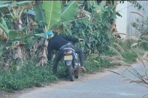Ghi hình nam thanh niên ném ma túy để làm bằng chứng