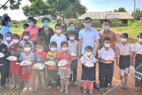 Tuổi xuân của một giáo viên Việt Nam ở nước bạn Lào