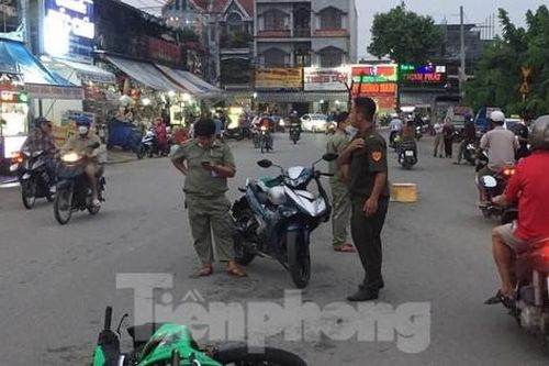 Một người đi đường bị kẻ lạ mặt dùng dao đâm gục
