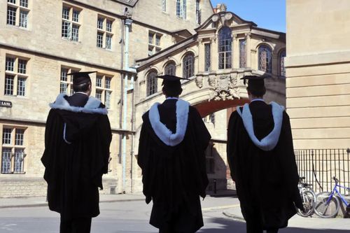 Oxford, Cambridge bị cho là 'thiên vị' trường công, phân biệt trường tư
