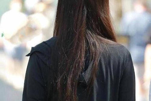 Cô gái bị sếp giáo huấn suốt 3 tiếng vì mặc quần bó sát đi làm