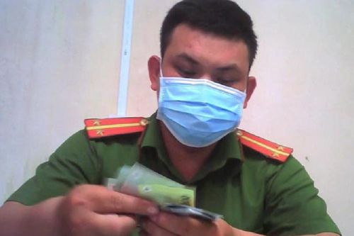 Chiếm đoạt tiền xử lý vi phạm, cựu trung úy công an bị bắt giam