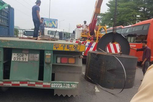 Tài xế xe container bị phạt vì chằng buộc không chắc chắn để rơi hai cuộn sắt