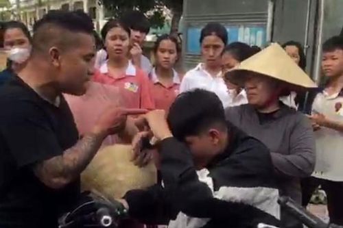 Người đàn ông đấm liên tiếp vào mặt nam sinh lớp 7 trước cổng trường