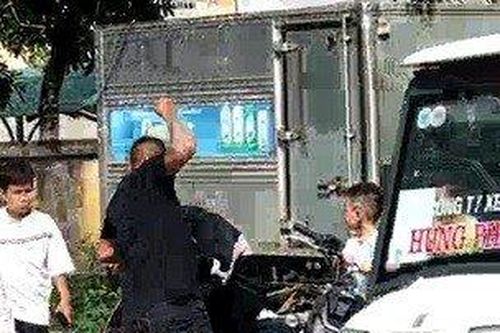 Hé lộ nguyên nhân thanh niên xăm trổ đấm liên tục vào đầu một học sinh