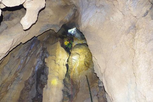 Phát hiện bộ xương người bên trong bao tải nằm sâu trong hang đá