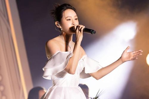 Hiền Hồ bất ngờ đón tin vui sau khi 'comeback' chưa lâu, netizen ồ ạt chúc mừng