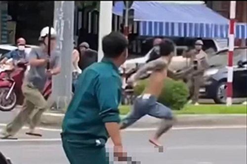 Nam thanh niên ngáo đá, cầm dao đe dọa người đi đường