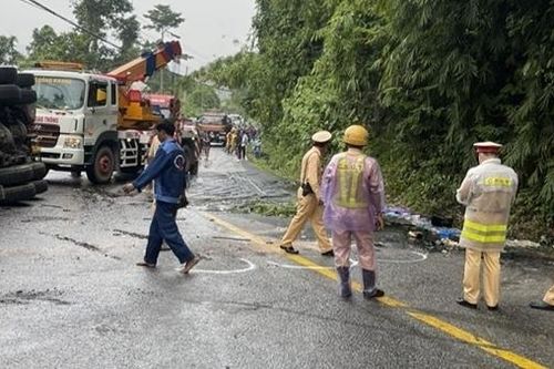 Xe chở nhựa đường lật trên đèo, CSGT rải cát chống trượt