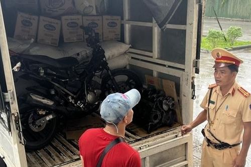 Hàng lậu ngụy trang tinh vi theo xe tải vào phố