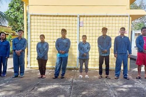 Nhóm đối tượng mang hung khí xông vào nhà đánh, chém 5 người bị thương