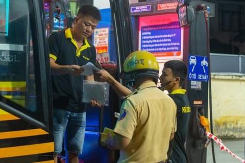 TPHCM: Nhiều xe khách bị phạt vì đón khách tại cây xăng 47 trên Quốc lộ 13