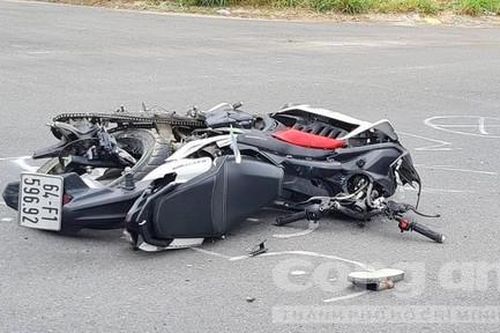 Xe máy băng qua ngã tư với tốc độ kinh hoàng, tông nghiêng xe tải, 1 người chết