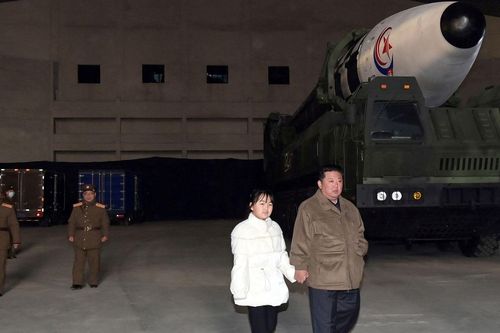 Ông Kim Jong-un đưa vợ con đi xem phóng tên lửa đạn đạo xuyên lục địa