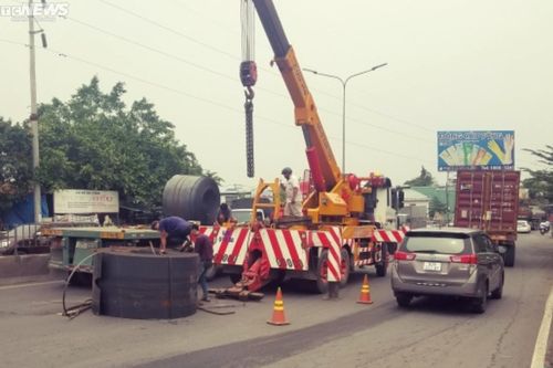 Tài xế làm rơi 2 cuộn thép hàng chục tấn xuống đường bị phạt 700.000 đồng