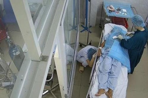 Tin 19/11: Xúc động hình ảnh điều dưỡng cố nắm tay bà cụ 'đòi chết' sau 10 năm chạy thận; xe Wave Alpha biển ngũ quý 9 được bán với giá 900 triệu đồng