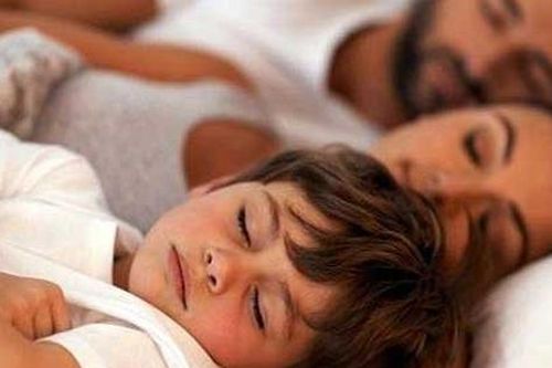 Trẻ nên ngủ với bố mẹ đến từ lứa tuổi này để tránh bị ảnh hưởng đến não bộ và dẫn đến hành vi xấu trong tương lai