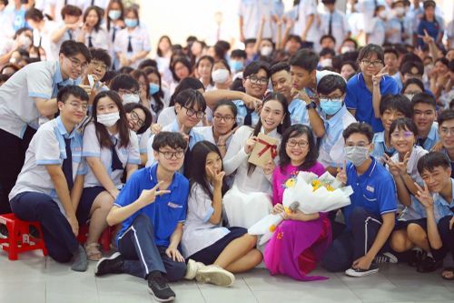 Hoa hậu Ban Mai về trường thăm thầy cô, tri ân ngày Nhà giáo Việt Nam
