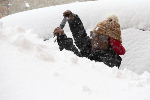 Người dân New York vật lộn trong trận bão tuyết lớn nhất năm