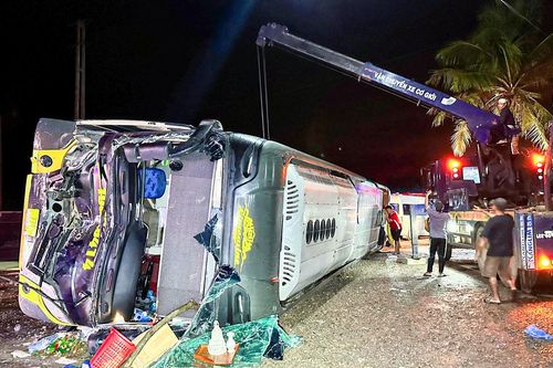 Lật xe khách, người phụ nữ bị đứt lìa một bên tay, chân