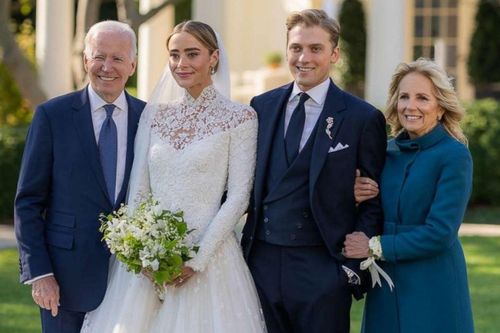 Chiếc váy trong đám cưới cháu nội ông Biden ở Nhà Trắng