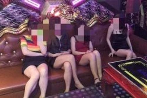 Rủ nhau vào quán karaoke Su Su mở tiệc bay lắc