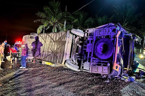 Bình Thuận: Xe khách bị lật, giải cứu một nữ hành khách bị thương nặng