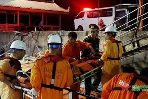Tàu SAR 274 kịp thời cứu thuyền viên tàu nước ngoài đau nặng trên biển