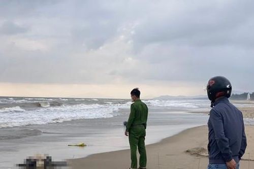 Hà Tĩnh: Phát hiện thi thể người đàn ông trôi dạt vào bờ biển
