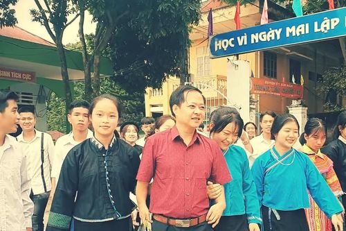 Cảm động câu chuyện người thầy giáo bị dị tật do di chứng da cam mang 'con chữ' lên bản nghèo Hà Giang