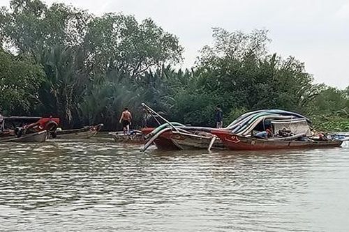 'Cát tặc' ở Đồng Nai lao ghe vào ca nô chở lực lượng chức năng