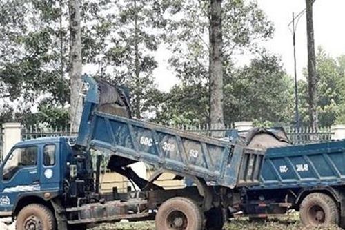 Phát hiện 5 xe tải đổ trộm chất thải trái quy định