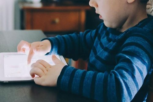 Trẻ mắc hội chứng Tic vì xem điện thoại nhiều, bác sĩ khuyến cáo gì?