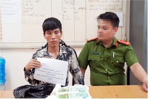 'Cõng' gần 2kg ma túy đá để lấy 1,5 triệu đồng tiền công