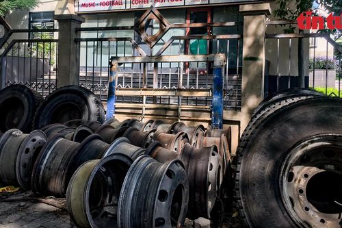 Tận dụng ký túc xá 'nghìn tỷ' làm nơi chứa rác thải và sửa chữa ô tô