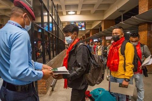 Mồ hôi, nước mắt và máu: Tập thể bị lãng quên đằng sau những công trình tỷ đô của World Cup