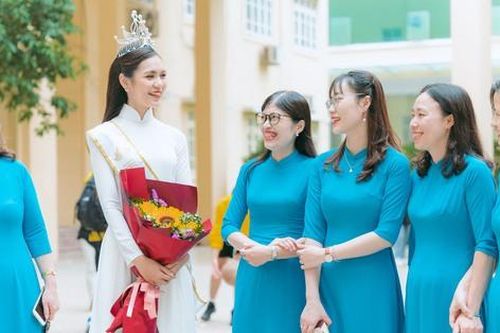 Tân Hoa hậu Du lịch Việt Nam 2022 về thăm trường nhân ngày Nhà giáo 20/11