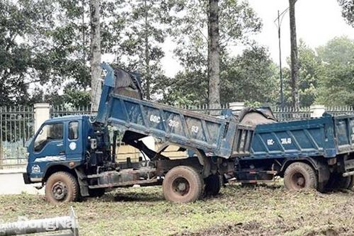 Phát hiện 5 xe tải đổ trộm khoảng 20 tấn chất thải ra môi trường