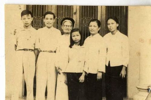 Mẹ tôi, cô giáo đầu đời