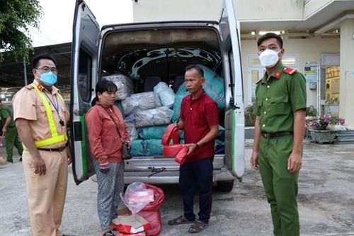 Kiểm tra xe khách, lộ ra 13 bao tải pháo
