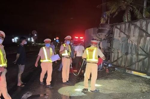 Lật xe khách, một người bị đứt lìa tay, chân