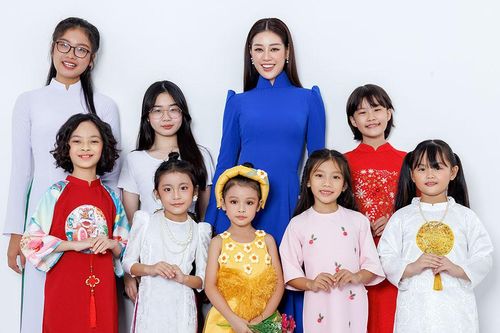 Hoa hậu Khánh Vân đón ngày 20/11 cùng dàn học trò nhí
