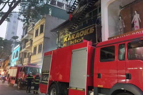 Hà Nội: Cháy quán karaoke trên phố Mai Hắc Đế