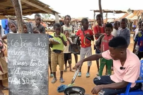 Anh chàng Angola làm chả lá lốt, người dân xếp hàng dài chờ mua