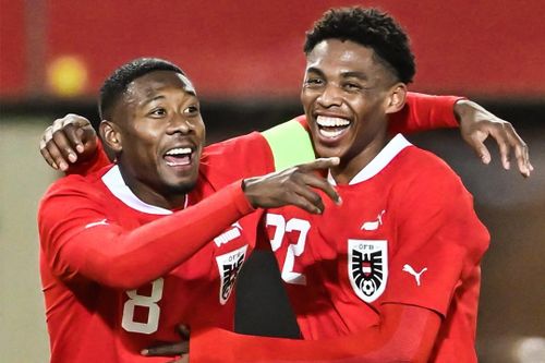 Alaba sút phạt tung lưới Donnarumma