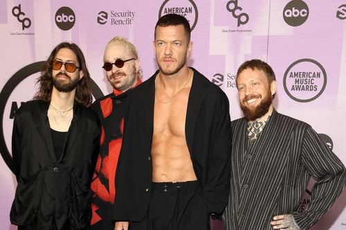 Sao nam lộ cơ bụng ở thảm đen American Music Awards 2022