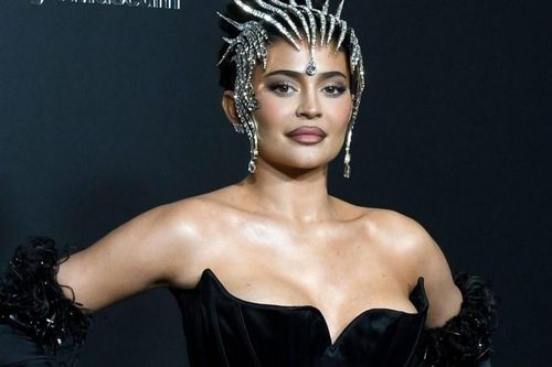 Váy nịt ngực giúp Kylie Jenner lọt top sao mặc đẹp nhất