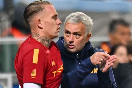 Cầu thủ Roma chống đối Mourinho