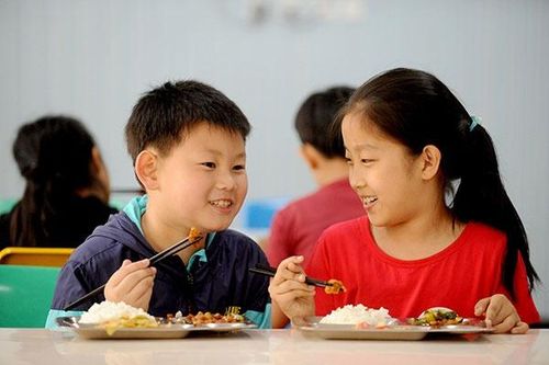 Bộ GD&ĐT yêu cầu kiểm soát nguồn thực phẩm trong trường học
